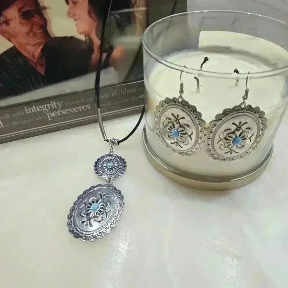 Jewelry - 2P set. Metal and Turquoise necklace and earrings.